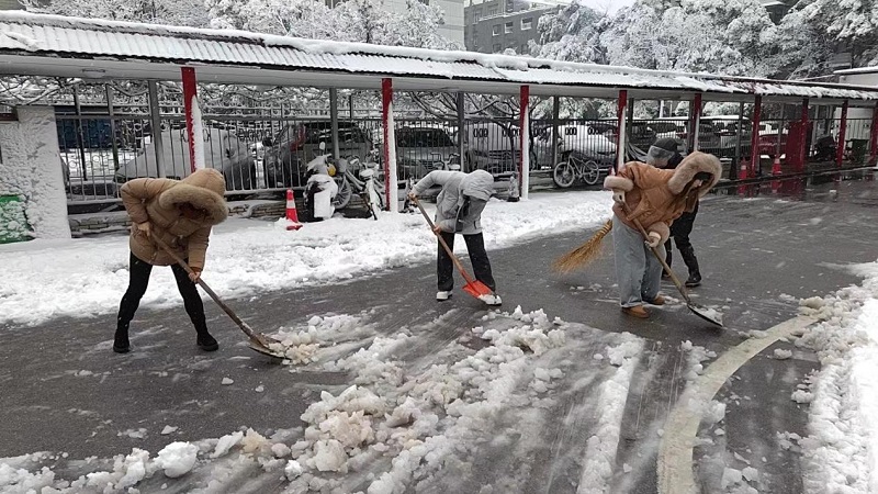 原生國貿(mào)黨支部開展掃雪志愿服務(wù)活動(dòng)